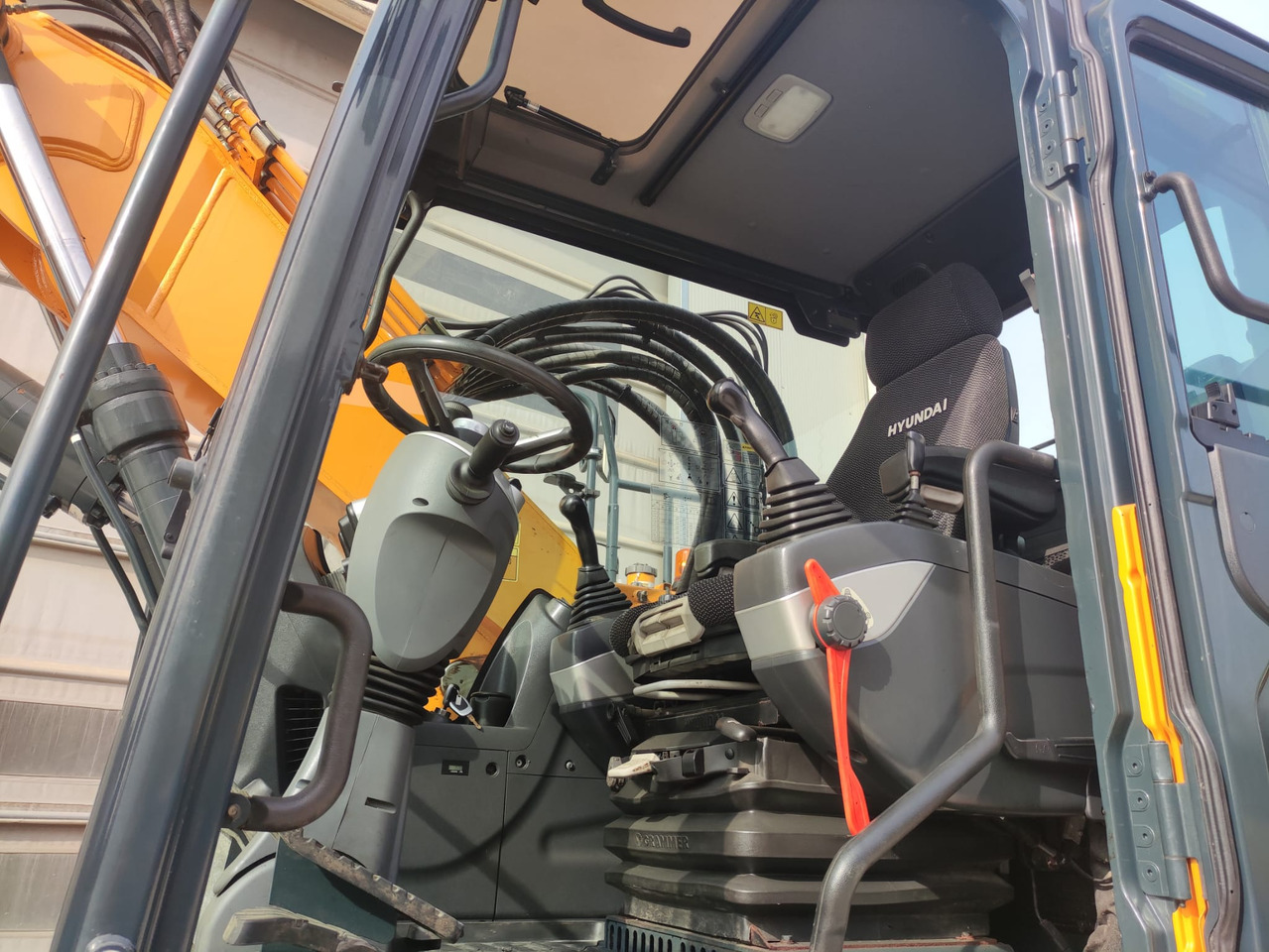 HYUNDAI HW140 - Escavadeira de rodas: foto 5 HYUNDAI HW140 - Escavadeira de rodas: foto 5