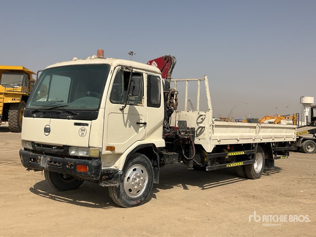 2006 Nissan MK210 2006 HMF 683K1 Knuckle Boom on 4x2 Flatbed Truck with Crane - Camião de caixa aberta/ Plataforma, Camião grua: foto 1 2006 Nissan MK210 2006 HMF 683K1 Knuckle Boom on 4x2 Flatbed Truck with Crane - Camião de caixa aberta/ Plataforma, Camião grua: foto 1