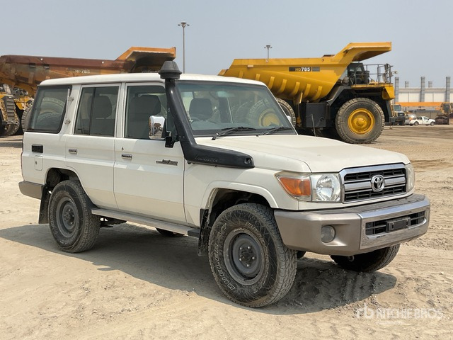 2011 Toyota Land Cruiser LX 76R 4x4 SUV - SUV: foto 1 2011 Toyota Land Cruiser LX 76R 4x4 SUV - SUV: foto 1