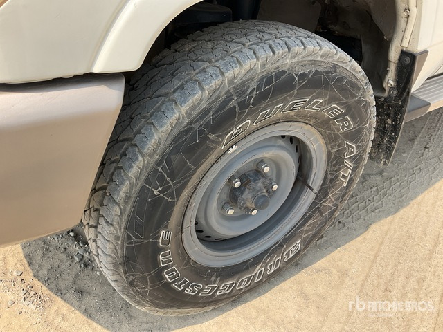 2011 Toyota Land Cruiser LX 76R 4x4 SUV - SUV: foto 5 2011 Toyota Land Cruiser LX 76R 4x4 SUV - SUV: foto 5