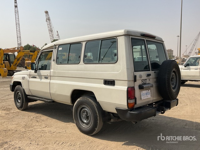 2013 Toyota Land Cruiser 78L 4x4 SUV - SUV: foto 4 2013 Toyota Land Cruiser 78L 4x4 SUV - SUV: foto 4