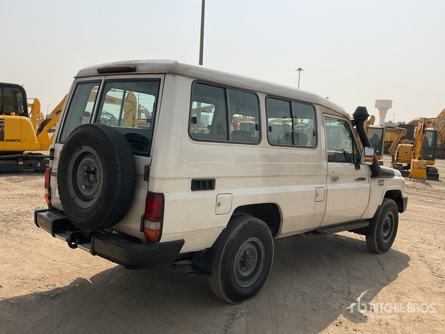 2013 Toyota Land Cruiser 78L 4x4 SUV - SUV: foto 3 2013 Toyota Land Cruiser 78L 4x4 SUV - SUV: foto 3