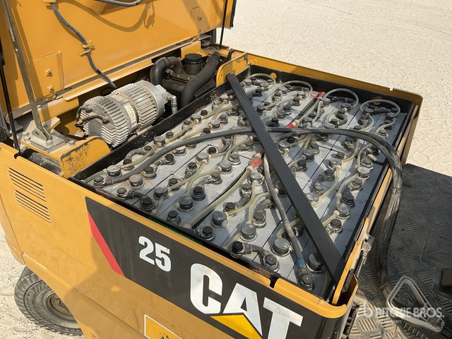 2014 Cat EP25K-PAC 2.5 ton Electric Forklift - Empilhador elétrico: foto 5 2014 Cat EP25K-PAC 2.5 ton Electric Forklift - Empilhador elétrico: foto 5