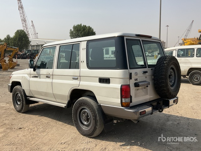 2014 Toyota Land Cruiser LX 76L 4x4 SUV - SUV: foto 4 2014 Toyota Land Cruiser LX 76L 4x4 SUV - SUV: foto 4