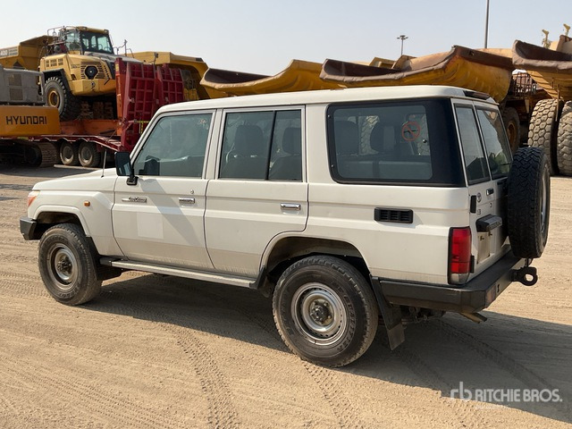 2016 Toyota Land Cruiser 76R 4x4 SUV - SUV: foto 3 2016 Toyota Land Cruiser 76R 4x4 SUV - SUV: foto 3