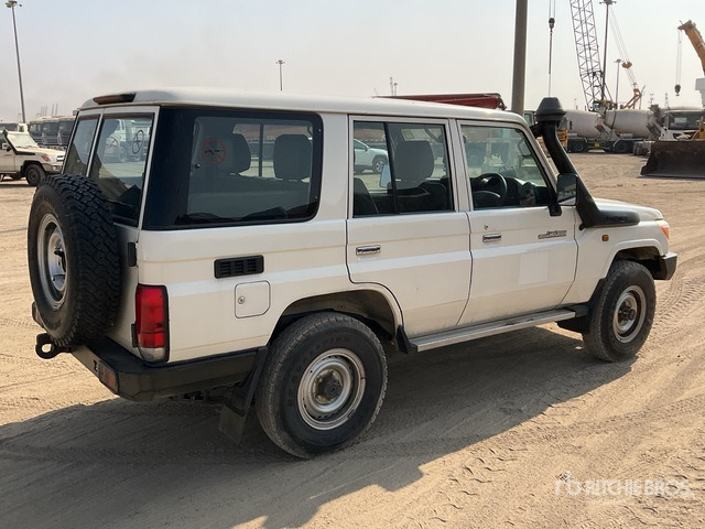 2016 Toyota Land Cruiser 76R 4x4 SUV - SUV: foto 2 2016 Toyota Land Cruiser 76R 4x4 SUV - SUV: foto 2