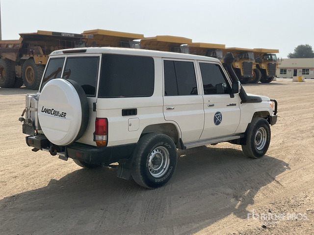 2021 Toyota Land Cruiser 76L 4x4 SUV - SUV: foto 3 2021 Toyota Land Cruiser 76L 4x4 SUV - SUV: foto 3