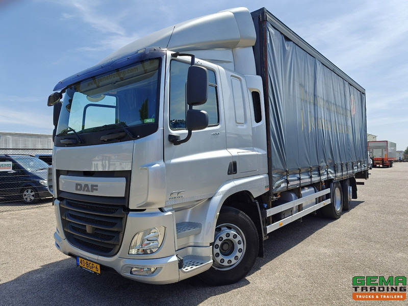 DAF CF 400 FAN 6x2/4 SpaceCab Euro6A - Schuifzeilenbak 7.7m + Laadklep 2000kg - HH Vloer - AanhangerKoppeling - Camião de lona: foto 1 DAF CF 400 FAN 6x2/4 SpaceCab Euro6A - Schuifzeilenbak 7.7m + Laadklep 2000kg - HH Vloer - AanhangerKoppeling - Camião de lona: foto 1