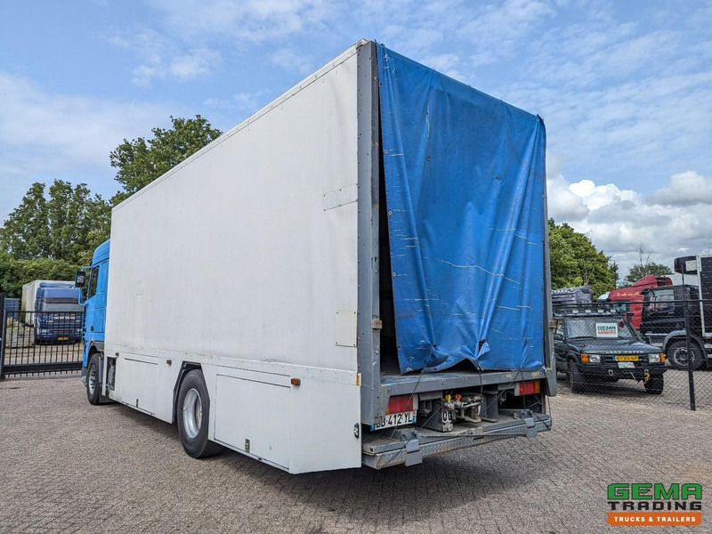 DAF XF95.430 4x2 Spacecab Euro2 - Retarder - Geslotenbak 7.7m - Handgeschakeld - Vangmuil - Camião furgão: foto 4 DAF XF95.430 4x2 Spacecab Euro2 - Retarder - Geslotenbak 7.7m - Handgeschakeld - Vangmuil - Camião furgão: foto 4