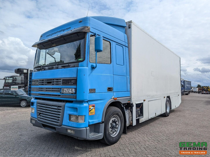 DAF XF95.430 4x2 Spacecab Euro2 - Retarder - Geslotenbak 7.7m - Handgeschakeld - Vangmuil - Camião furgão: foto 1 DAF XF95.430 4x2 Spacecab Euro2 - Retarder - Geslotenbak 7.7m - Handgeschakeld - Vangmuil - Camião furgão: foto 1