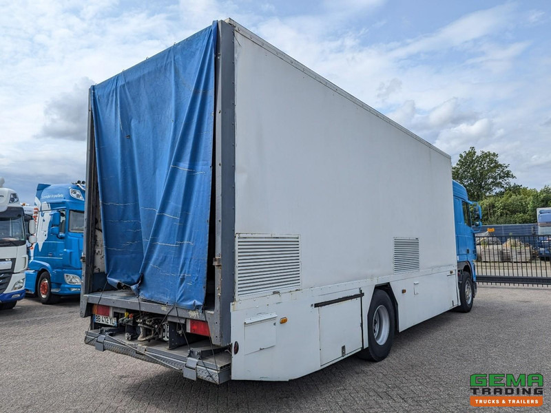 DAF XF95.430 4x2 Spacecab Euro2 - Retarder - Geslotenbak 7.7m - Handgeschakeld - Vangmuil - Camião furgão: foto 3 DAF XF95.430 4x2 Spacecab Euro2 - Retarder - Geslotenbak 7.7m - Handgeschakeld - Vangmuil - Camião furgão: foto 3