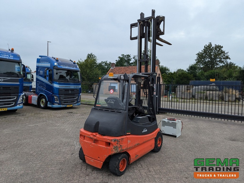 Linde E30 02 - 4058 uur - Duplex Mast - Volrubber Banden - Eurotron 80V-80A Oplader (M34) - Empilhador elétrico: foto 3 Linde E30 02 - 4058 uur - Duplex Mast - Volrubber Banden - Eurotron 80V-80A Oplader (M34) - Empilhador elétrico: foto 3