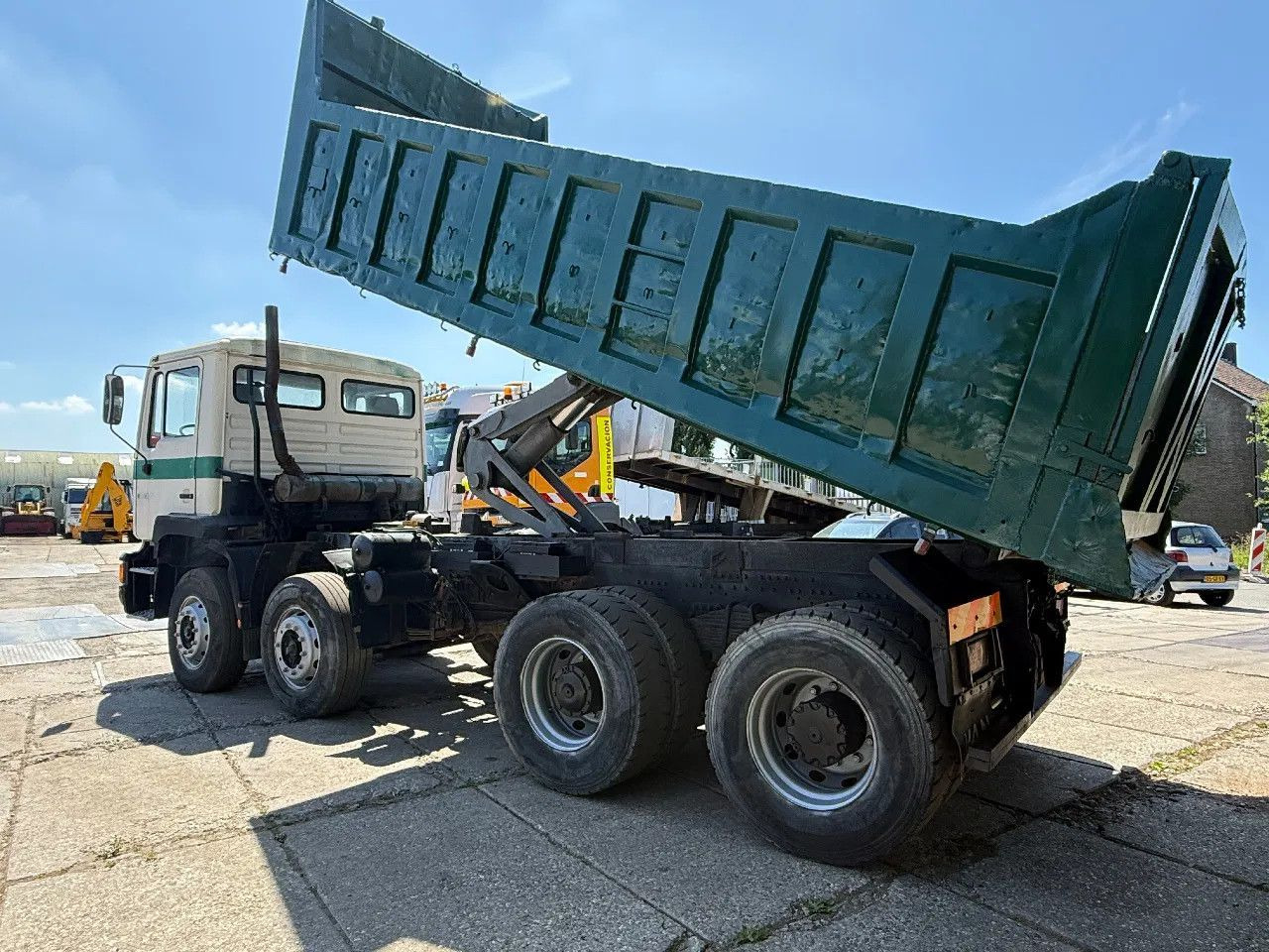 MAN 35.372 8X4 Tipper Spring/Spring ZF Manual Gear E - Camião basculante: foto 3 MAN 35.372 8X4 Tipper Spring/Spring ZF Manual Gear E - Camião basculante: foto 3