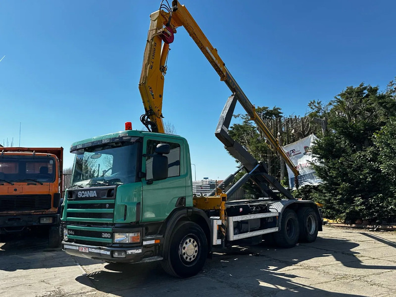 Scania P114-380 6X2 Ampirol + Heila 13000 5T Crane Manual Gear - Camião transportador de contêineres/ Caixa móvel: foto 2 Scania P114-380 6X2 Ampirol + Heila 13000 5T Crane Manual Gear - Camião transportador de contêineres/ Caixa móvel: foto 2
