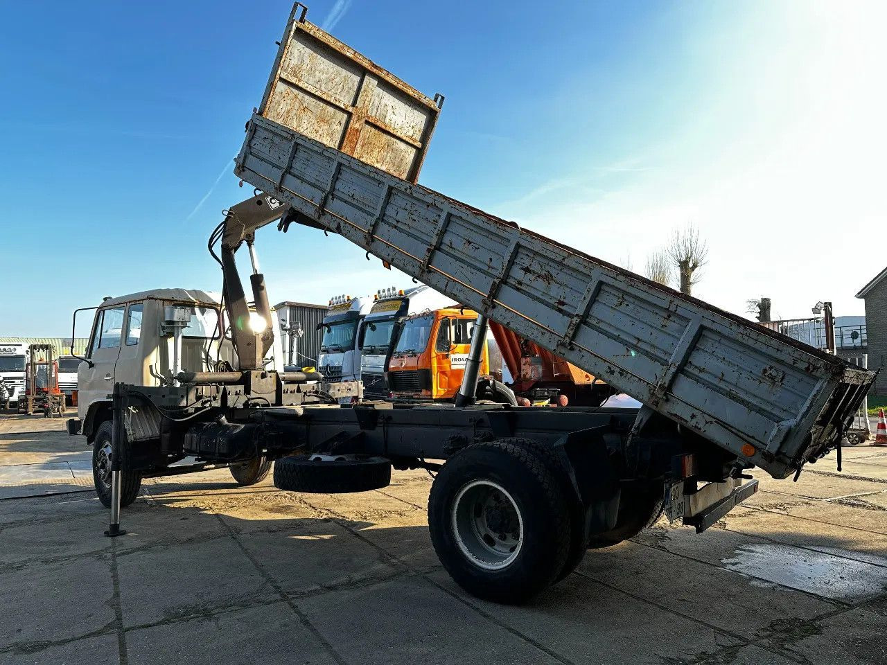 Toyota HINO 14T 4X2 Tipper+Crane Hiab 765 Spring/Spring - Camião basculante: foto 3 Toyota HINO 14T 4X2 Tipper+Crane Hiab 765 Spring/Spring - Camião basculante: foto 3