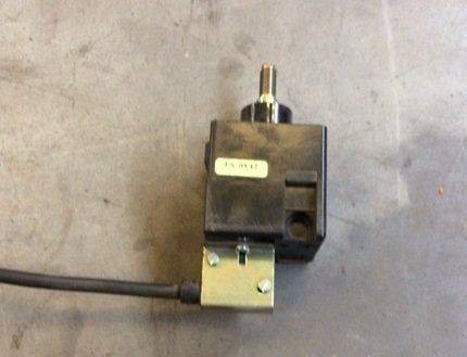Emergency stop switch for Linde L14-16, Series 372 - Comutador de coluna de direção para Equipamento de movimentação: foto 2 Emergency stop switch for Linde L14-16, Series 372 - Comutador de coluna de direção para Equipamento de movimentação: foto 2
