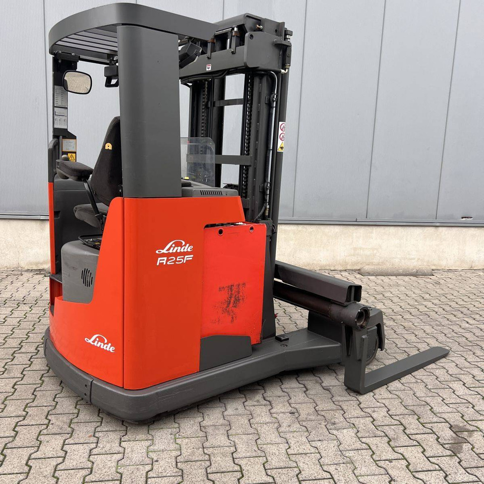 Linde R25F - Empilhador de 4 vias: foto 1 Linde R25F - Empilhador de 4 vias: foto 1