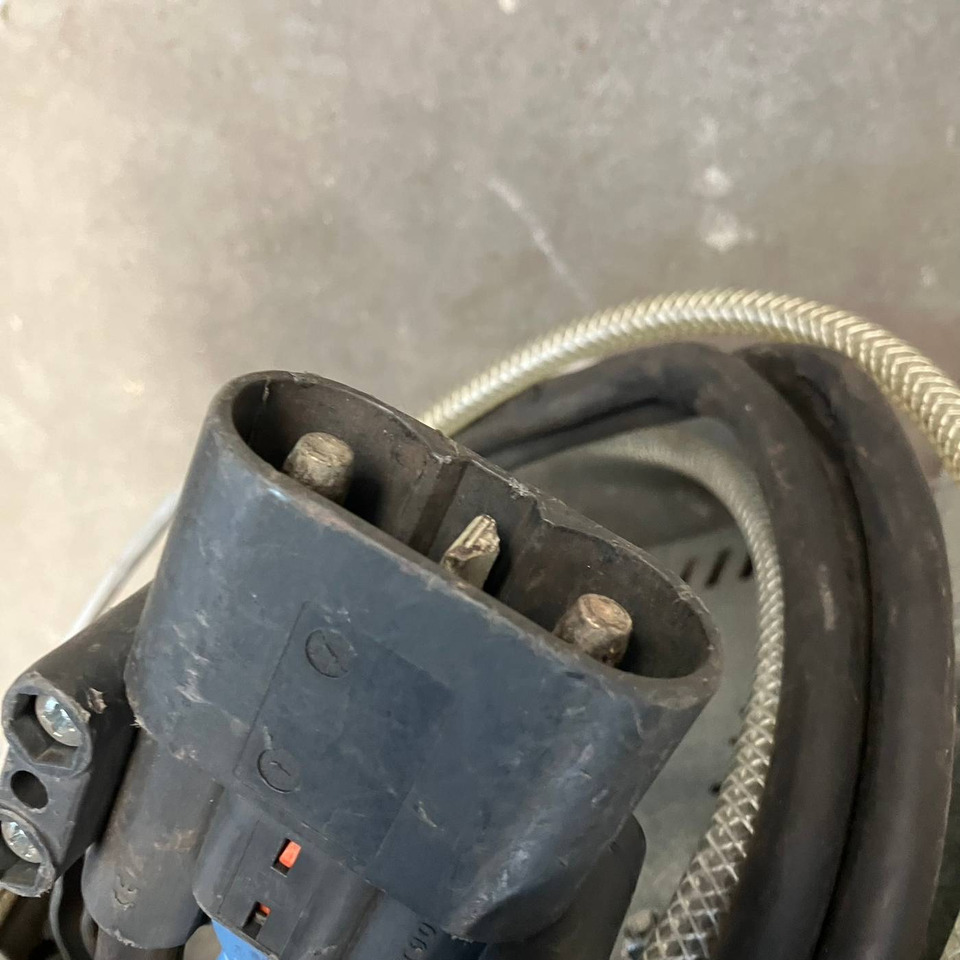 Hawker 24V/70A - Peça de reposição para Equipamento de movimentação: foto 3 Hawker 24V/70A - Peça de reposição para Equipamento de movimentação: foto 3