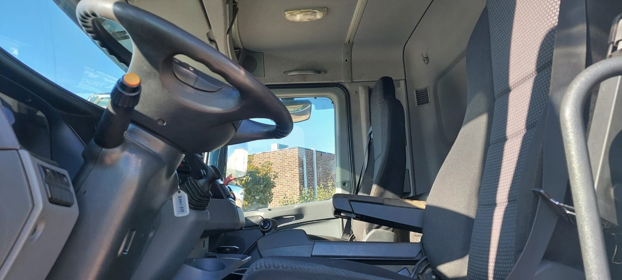 Fotografia de interior 1: Camião cisterna MERCEDES Actros Fotografia de interior 1: Camião cisterna MERCEDES Actros