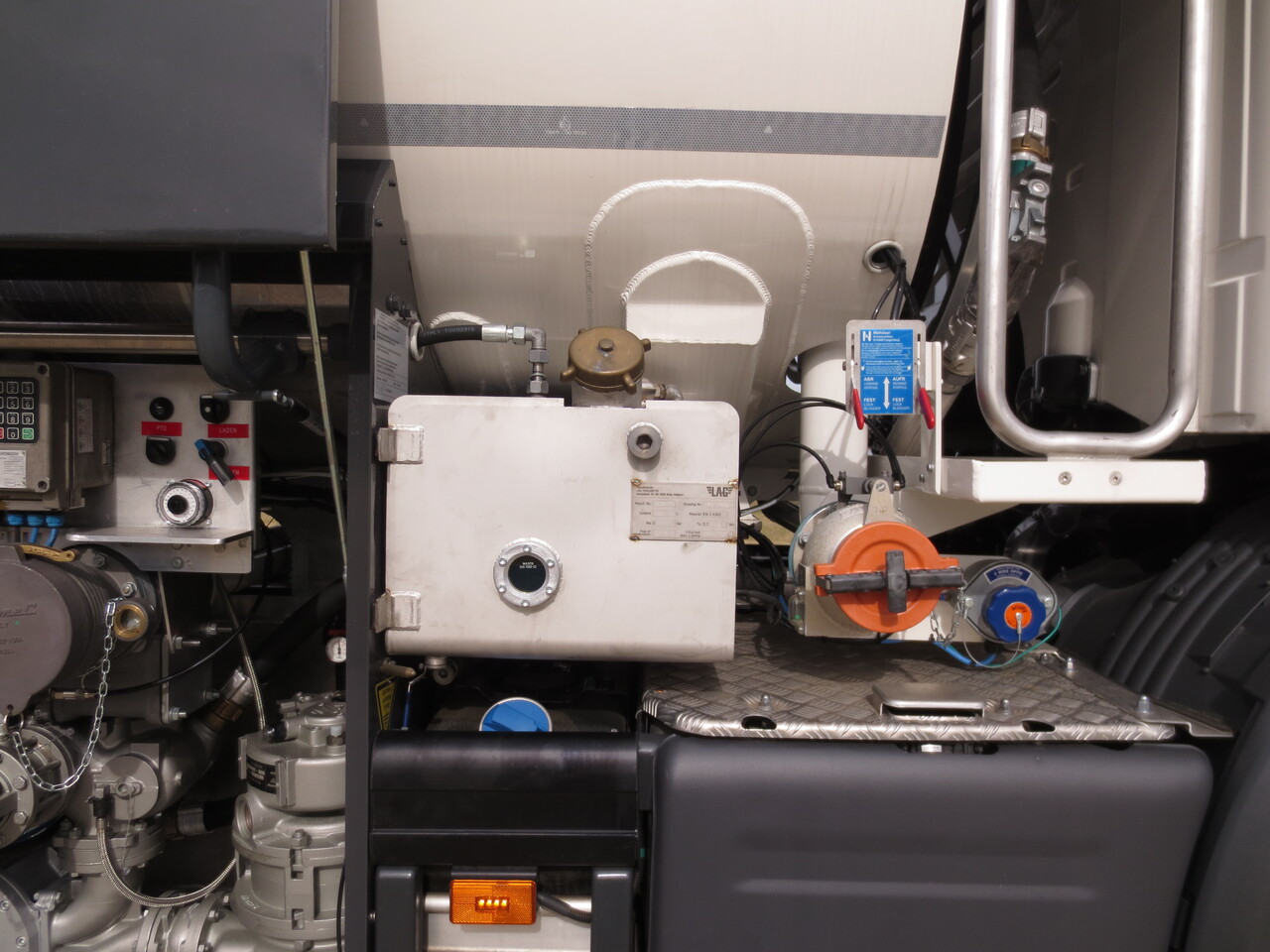 SCANIA G370 - Camião cisterna: foto 2 SCANIA G370 - Camião cisterna: foto 2