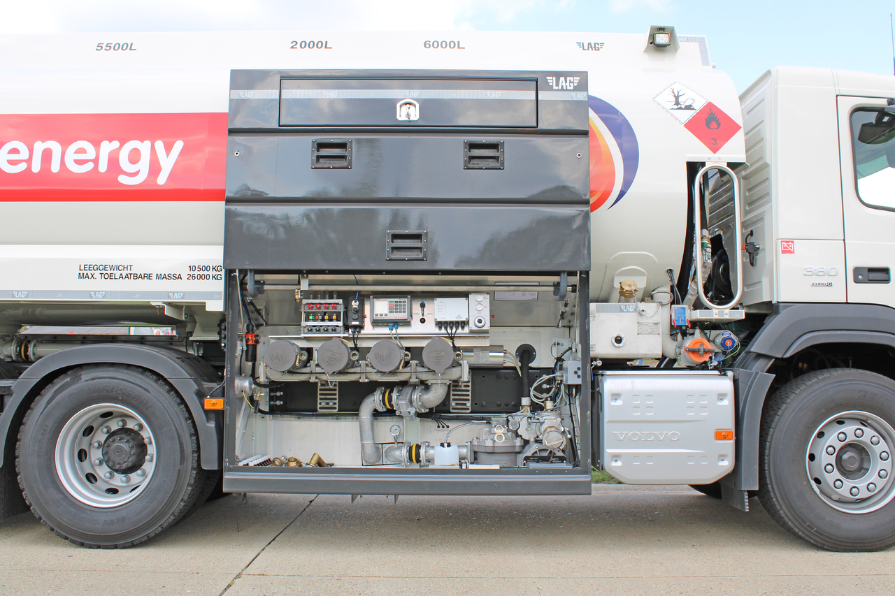 Fotografia de interior 2: Camião cisterna VOLVO FM Fotografia de interior 2: Camião cisterna VOLVO FM