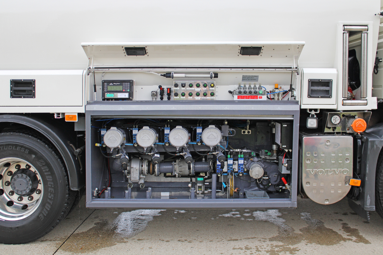 VOLVO FM - Camião cisterna: foto 2 VOLVO FM - Camião cisterna: foto 2