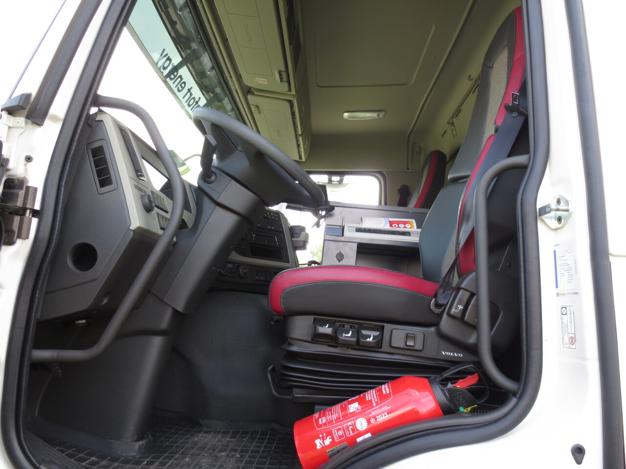 Fotografia de interior 1: Camião cisterna Volvo FM