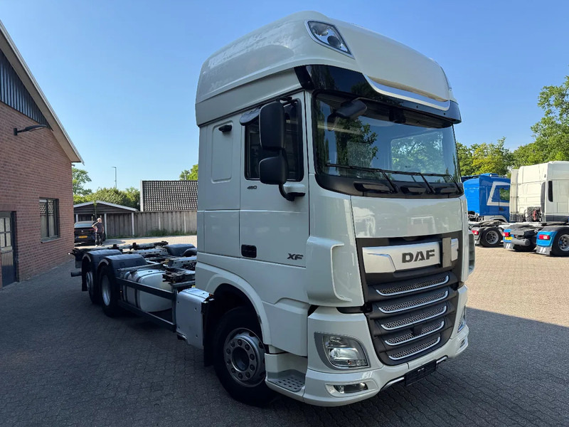 DAF XF 480 6X2 SSC FAN BDF Retarder 2x AHK Lenkachse Standairco - Camião transportador de contêineres/ Caixa móvel: foto 2 DAF XF 480 6X2 SSC FAN BDF Retarder 2x AHK Lenkachse Standairco - Camião transportador de contêineres/ Caixa móvel: foto 2