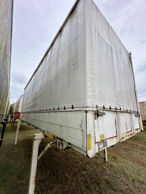 Ackermann-Fruehauf Wechselpritsche mit Bordwänden und Plane BDF System 7.150 mm - Toldo carroçaria: foto 2 Ackermann-Fruehauf Wechselpritsche mit Bordwänden und Plane BDF System 7.150 mm - Toldo carroçaria: foto 2