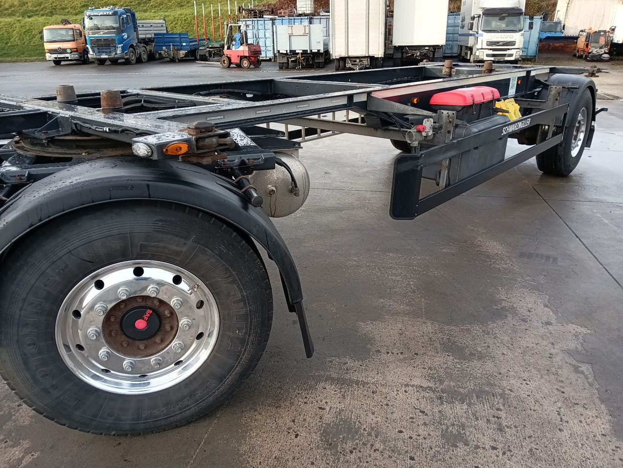 Schwarzmüller 2-A BDF 1,22/1,32 ALCOA Alufelgen ADR 120tkm TÜV Schwarzmüller 2-A BDF 1,22/1,32 ALCOA Alufelgen ADR 120tkm TÜV - Reboque transportador de contêineres/ Caixa móvel: foto 4 Schwarzmüller 2-A BDF 1,22/1,32 ALCOA Alufelgen ADR 120tkm TÜV Schwarzmüller 2-A BDF 1,22/1,32 ALCOA Alufelgen ADR 120tkm TÜV - Reboque transportador de contêineres/ Caixa móvel: foto 4