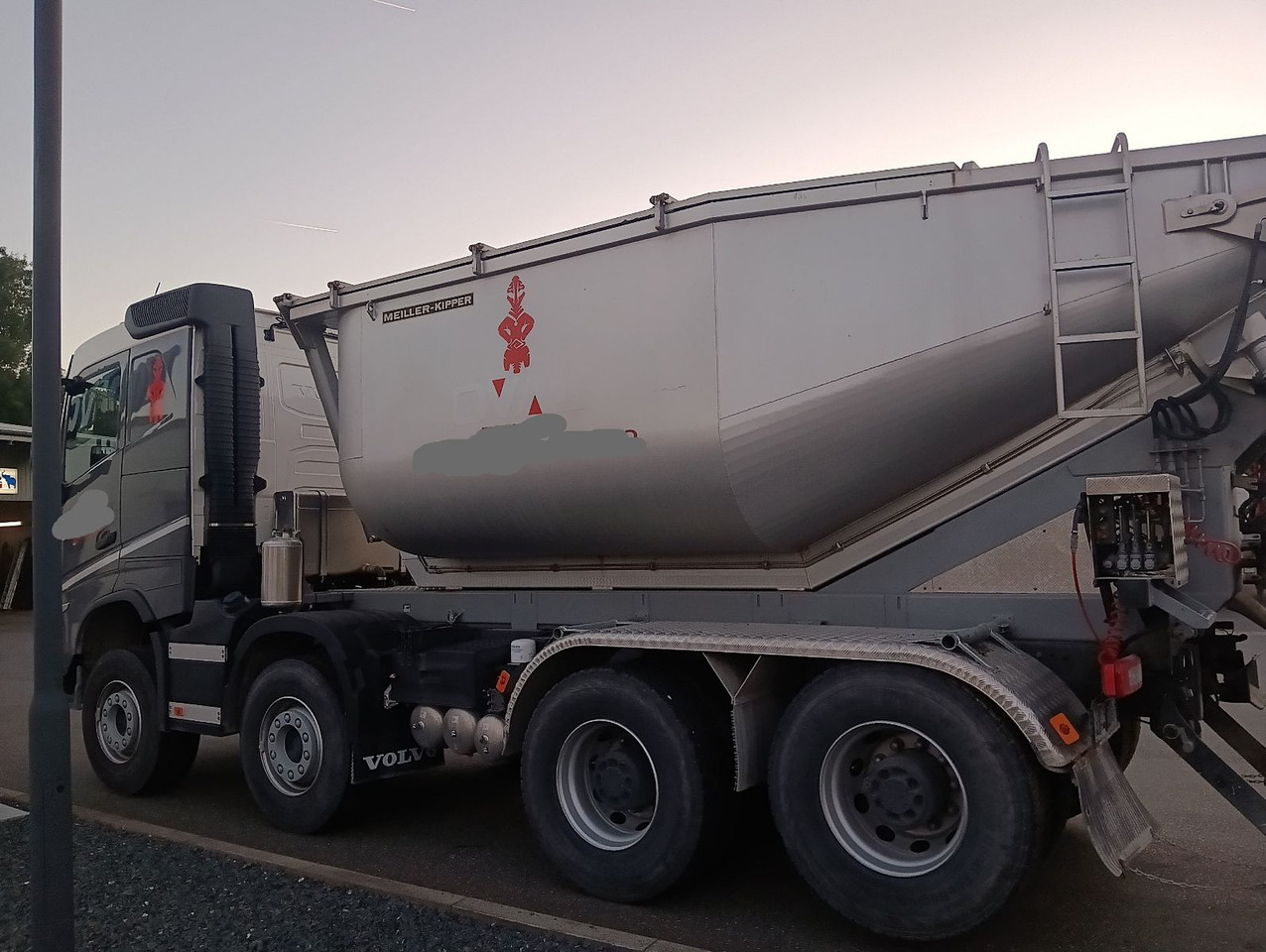 Volvo FH500 8x4R RETARDER LIFT MEILLER-Asphalt FunkAHK - Camião basculante: foto 3 Volvo FH500 8x4R RETARDER LIFT MEILLER-Asphalt FunkAHK - Camião basculante: foto 3