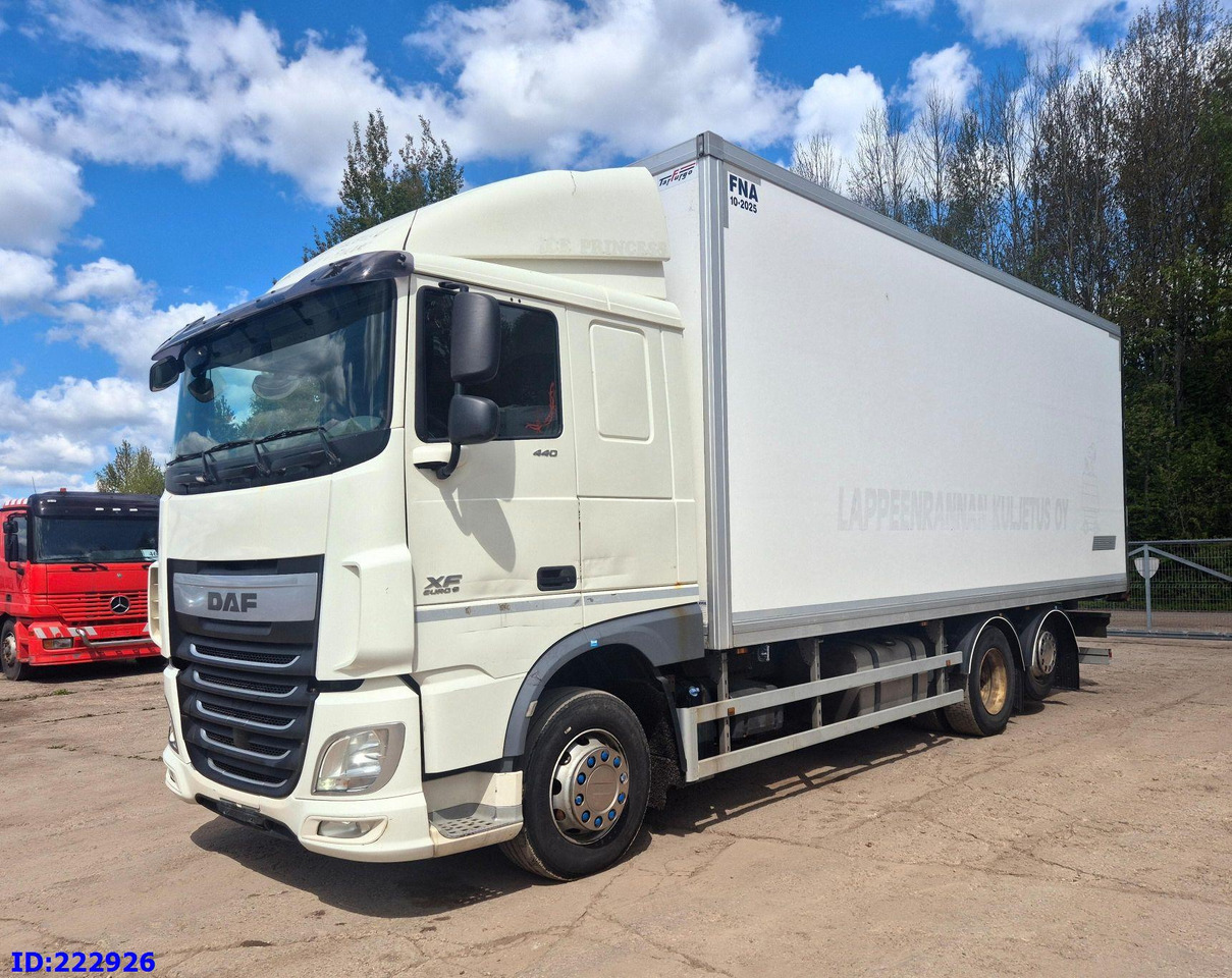 DAF XF 106 440 FAR 6x2 Euro6 - Camião isotérmico: foto 4 DAF XF 106 440 FAR 6x2 Euro6 - Camião isotérmico: foto 4