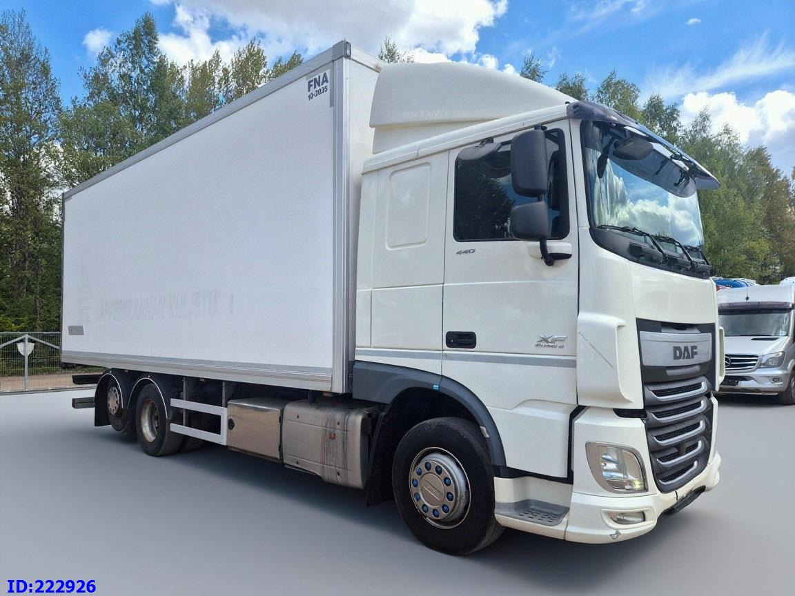 DAF XF 106 440 FAR 6x2 Euro6 - Camião isotérmico: foto 4 DAF XF 106 440 FAR 6x2 Euro6 - Camião isotérmico: foto 4