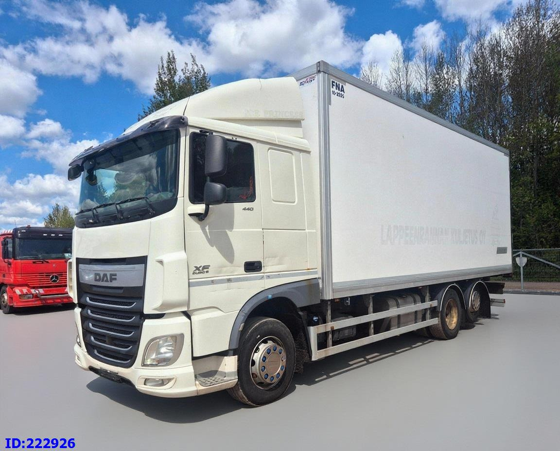 DAF XF 106 440 FAR 6x2 Euro6 - Camião isotérmico: foto 1 DAF XF 106 440 FAR 6x2 Euro6 - Camião isotérmico: foto 1