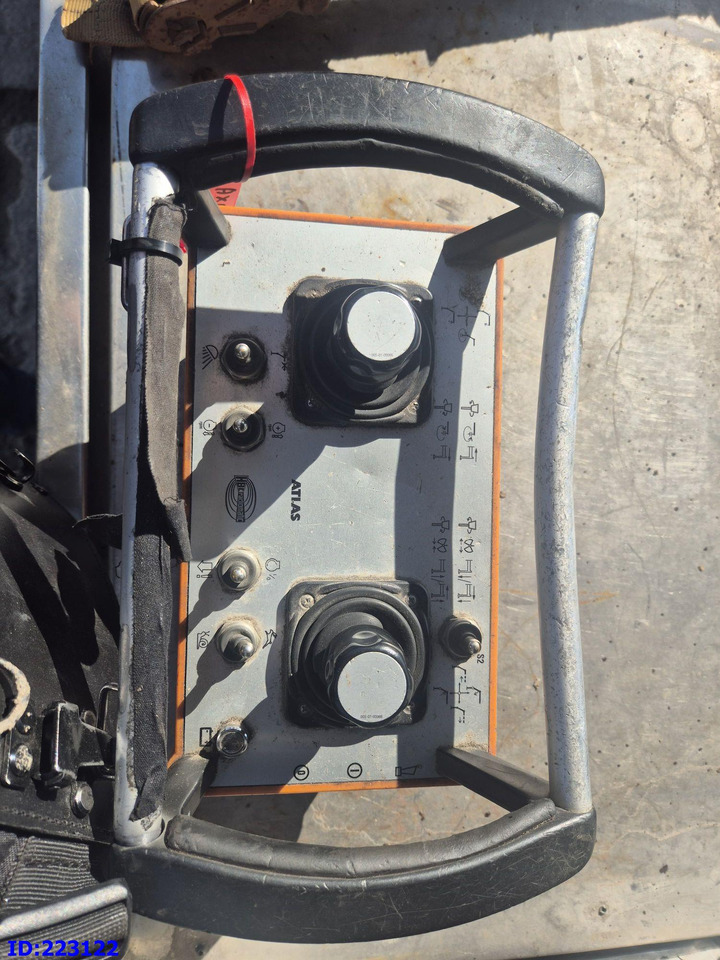 Camião basculante MERCEDES-BENZ Axor 2533 6x2 + Atlas 332.3E Crane: foto 12 Camião basculante MERCEDES-BENZ Axor 2533 6x2 + Atlas 332.3E Crane: foto 12