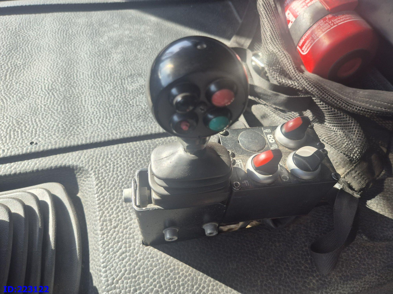 Camião basculante MERCEDES-BENZ Axor 2533 6x2 + Atlas 332.3E Crane: foto 20 Camião basculante MERCEDES-BENZ Axor 2533 6x2 + Atlas 332.3E Crane: foto 20