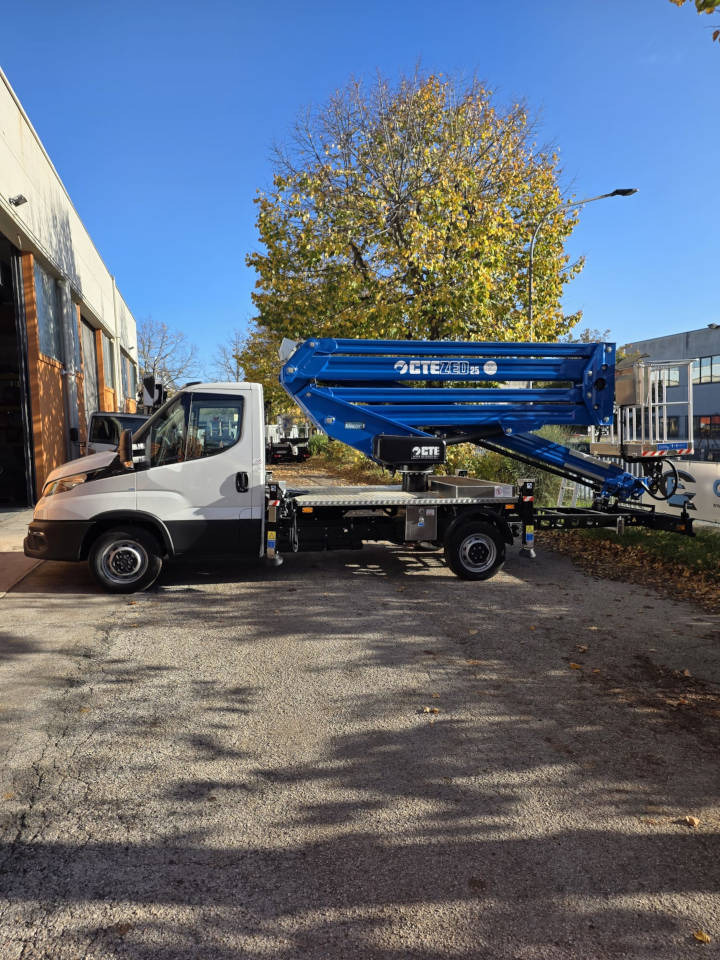 CTE ZED 25 - Caminhão com plataforma aérea: foto 1 CTE ZED 25 - Caminhão com plataforma aérea: foto 1