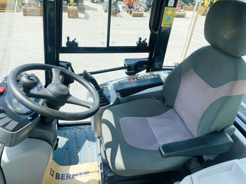 Caterpillar 908M (3637) - Pá carregadora de rodas: foto 5 Caterpillar 908M (3637) - Pá carregadora de rodas: foto 5