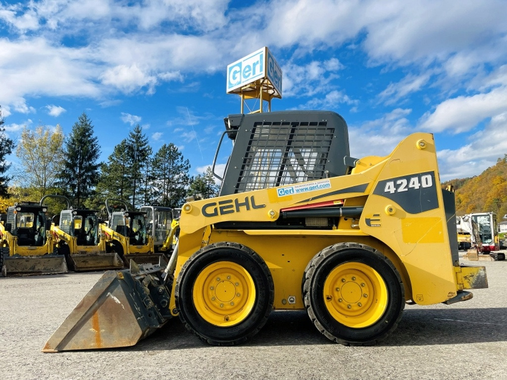 Gehl SL4240 (4090) - Mini pá carregadora: foto 1 Gehl SL4240 (4090) - Mini pá carregadora: foto 1