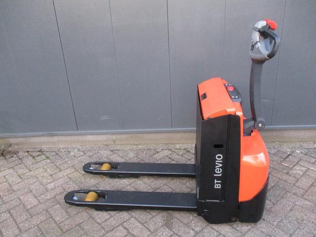 Toyota LWE 140 - Porta-palete: foto 1 Toyota LWE 140 - Porta-palete: foto 1