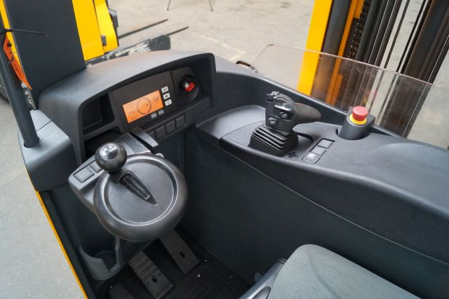 Jungheinrich ETV216 - Empilhador retráctil: foto 3 Jungheinrich ETV216 - Empilhador retráctil: foto 3