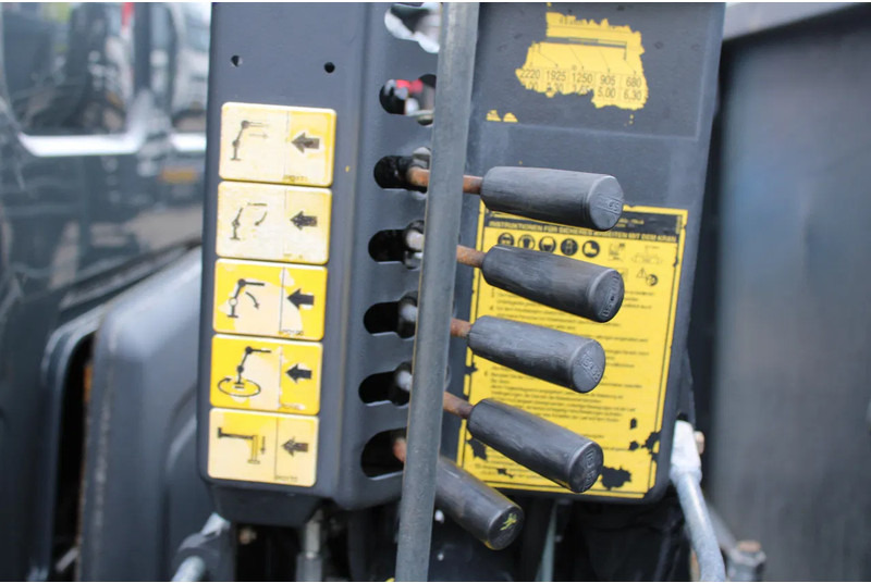 Fotografia de interior 1: Camião grua DAF LF 45.180 + FASSI F50 + 7.5T