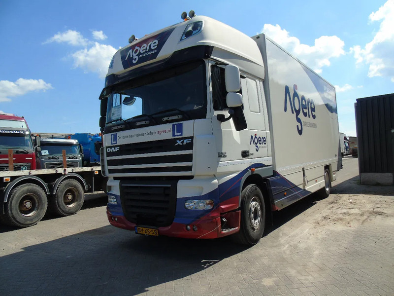 DAF XF 105 .460 + MANUAL + EURO 5 - Camião furgão: foto 2 DAF XF 105 .460 + MANUAL + EURO 5 - Camião furgão: foto 2