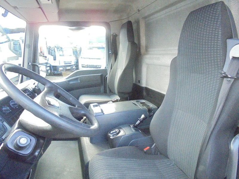 Fotografia de interior 1: Camião chassi MAN TGL 8.180 + Euro 5 + Dhollandia LIFT