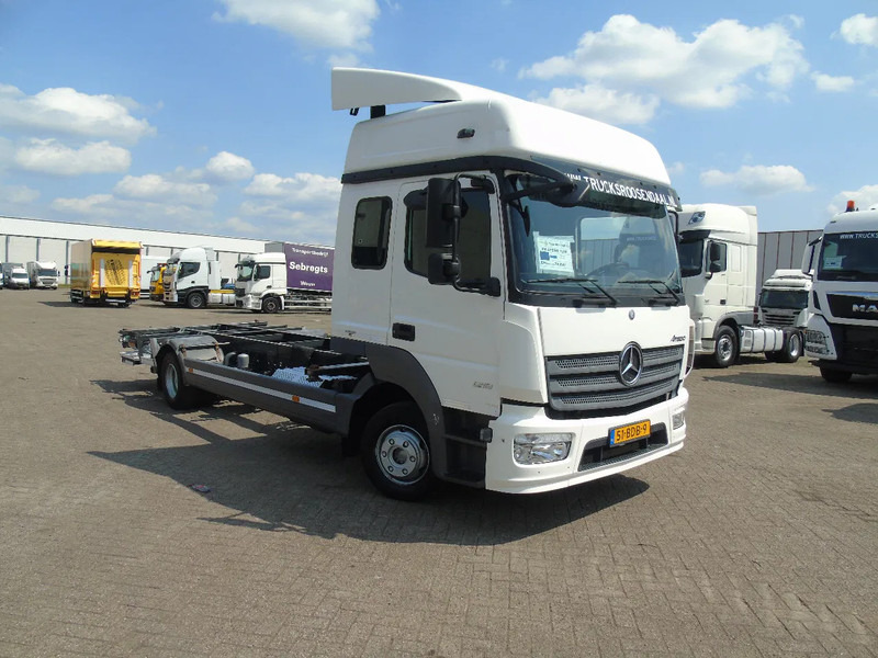Mercedes-Benz Atego 1218 + EURO 6 + 5 PERS + BDF + LIFT - Camião transportador de contêineres/ Caixa móvel: foto 2 Mercedes-Benz Atego 1218 + EURO 6 + 5 PERS + BDF + LIFT - Camião transportador de contêineres/ Caixa móvel: foto 2