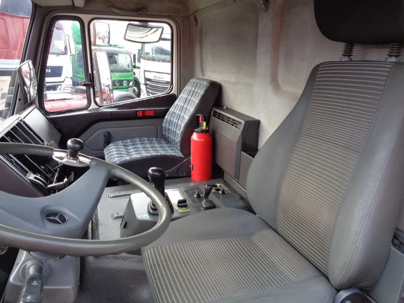 Mercedes-Benz SK 2433 + Semi-Auto + PTO + Serie 14 Crane + 3 pedals - Camião com sistema de cabo, Camião grua: foto 4 Mercedes-Benz SK 2433 + Semi-Auto + PTO + Serie 14 Crane + 3 pedals - Camião com sistema de cabo, Camião grua: foto 4