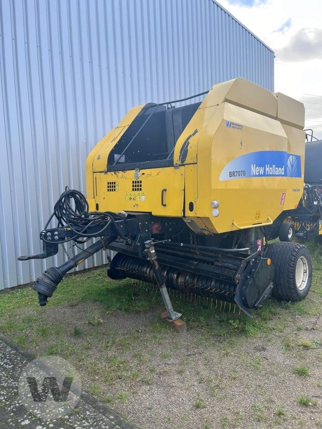New Holland BR 7070 - Enfardadeira de fardos redondos: foto 1 New Holland BR 7070 - Enfardadeira de fardos redondos: foto 1