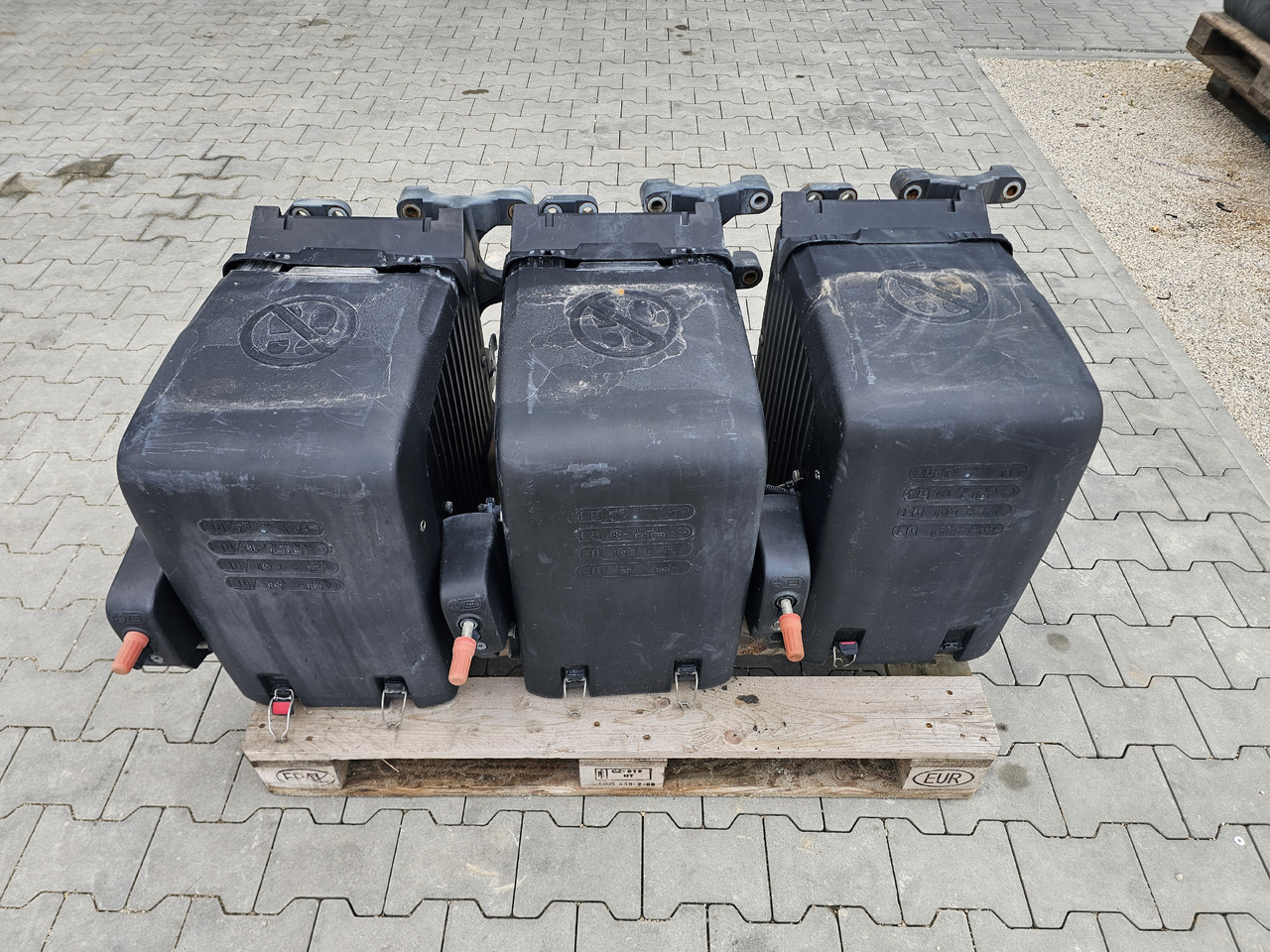DAF XF106 EURO 6 / VERTICAL BATTERY BOX - Bateria automotiva: foto 1 DAF XF106 EURO 6 / VERTICAL BATTERY BOX - Bateria automotiva: foto 1