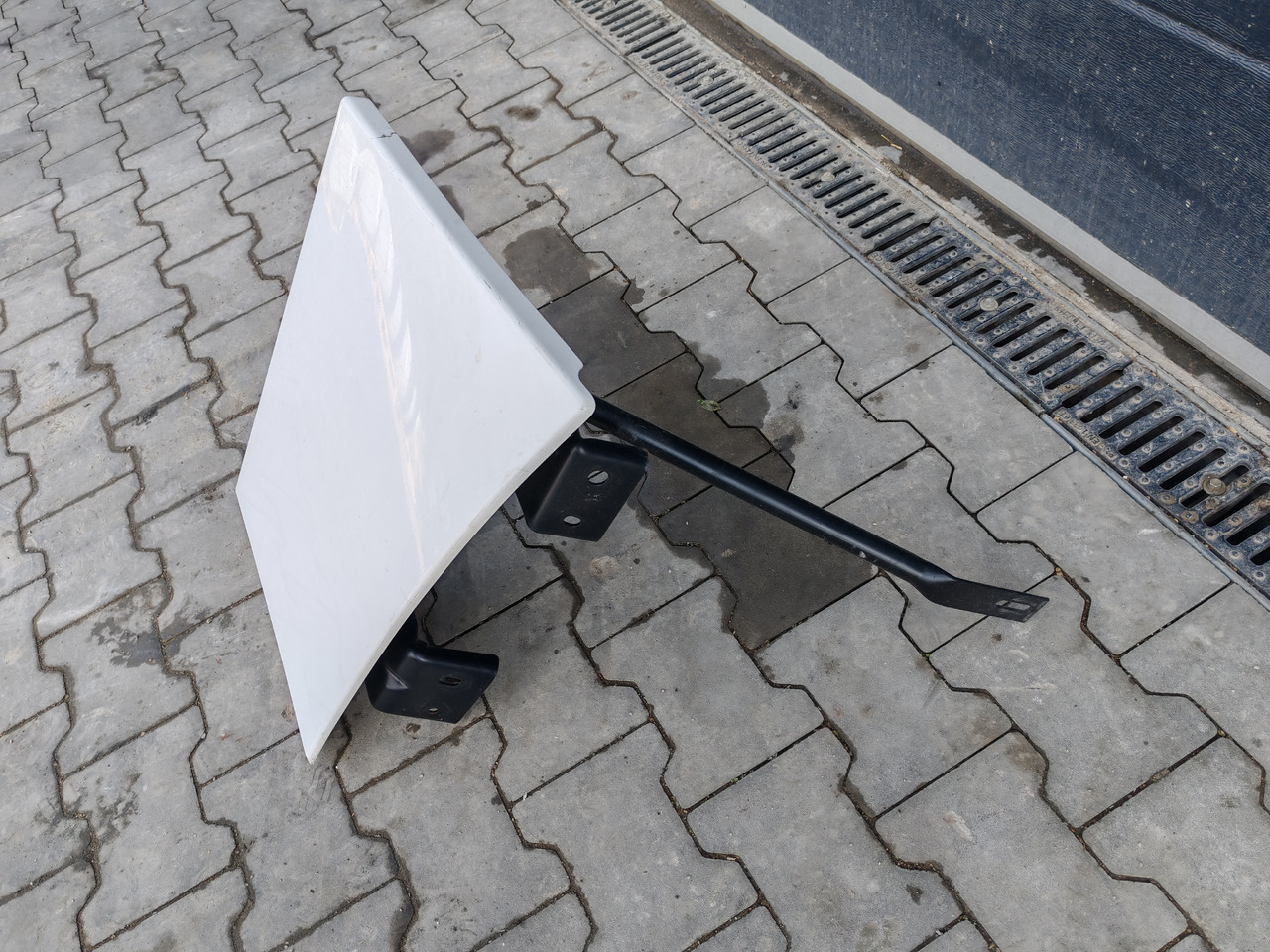 RENAULT RANGE T EURO 6 / HIGH CAB / RIGHT SPOILER EXTENDER - Aerodinâmica/ Aerofólio: foto 3 RENAULT RANGE T EURO 6 / HIGH CAB / RIGHT SPOILER EXTENDER - Aerodinâmica/ Aerofólio: foto 3