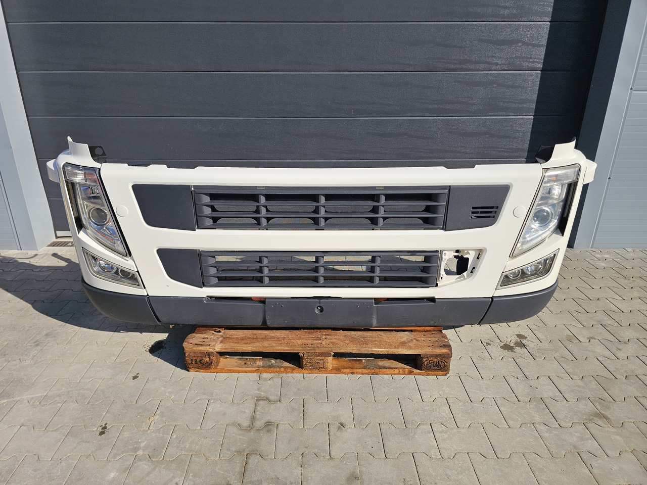 VOLVO FM 3 / COMPLETE FRONT BUMPER - Para-choque: foto 1 VOLVO FM 3 / COMPLETE FRONT BUMPER - Para-choque: foto 1